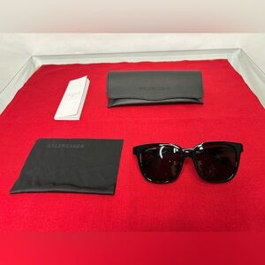 Balenciaga Sunglasses with Case black NEW